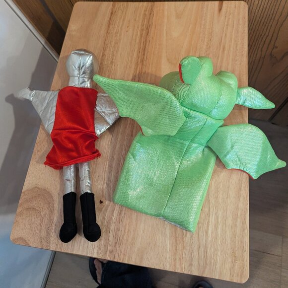 FAO Schwarz Toys R Us Fairytale Knight & Dragon Hand Puppets - Picture 3 of 6